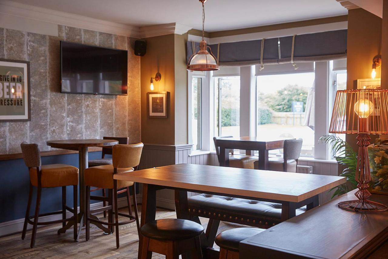 The Churchill By Greene King Inns Royal Wootton Bassett Dış mekan fotoğraf