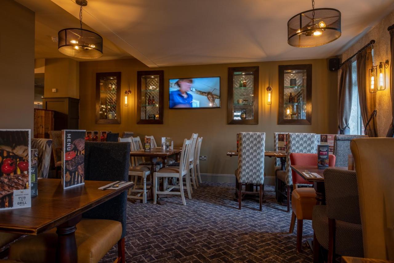 The Churchill By Greene King Inns Royal Wootton Bassett Dış mekan fotoğraf