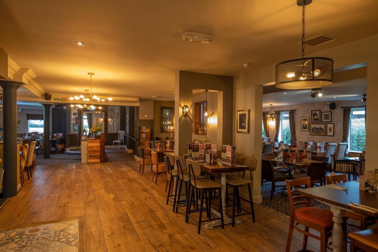 The Churchill By Greene King Inns Royal Wootton Bassett Dış mekan fotoğraf